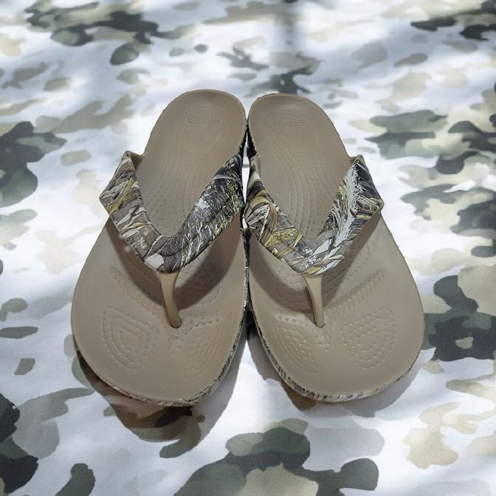 Crocs Camo Women's Size 11 Sandals in Camo and Patterned Design